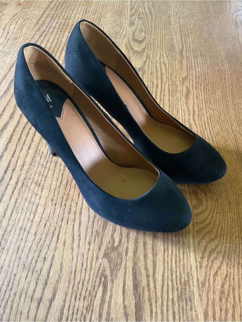 H&M Black Suede Classic Round-Toe stilettos Heels size 8/39